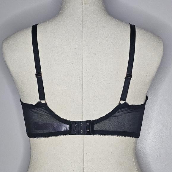 Unlined black mesh Savage Fenty bra with white embroidery pattern - Picture 5 of 7